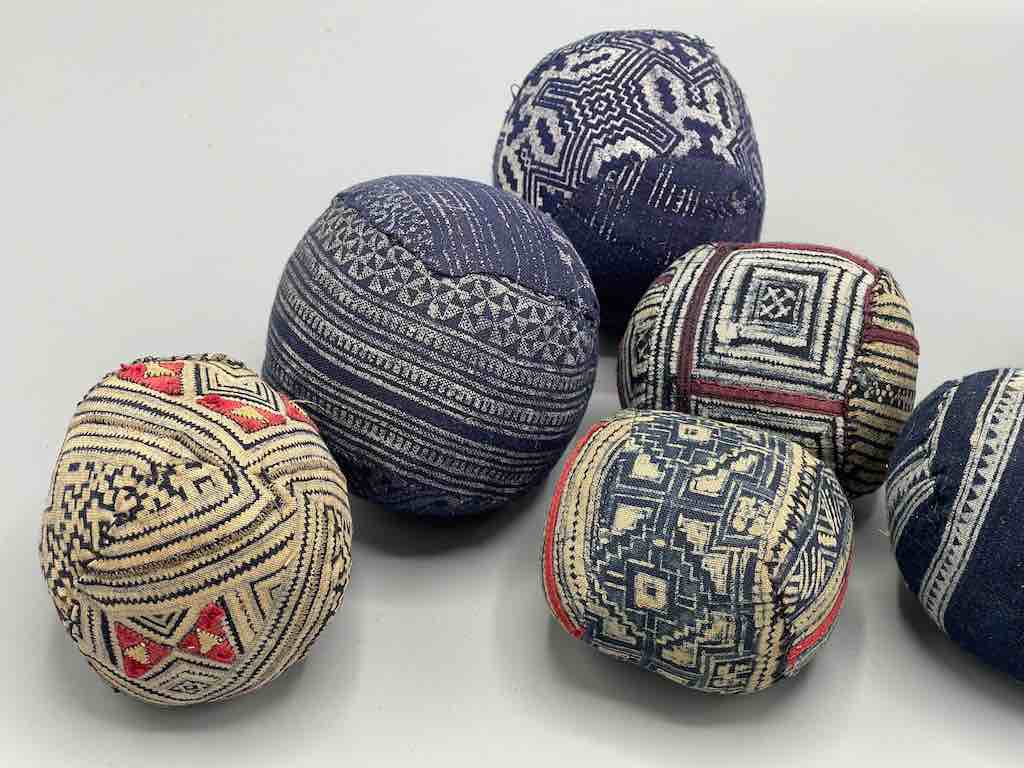 The Niger Bend - Vente Décorations de table - Boule en tissu vietnamienne vintage Hmong Tribal4