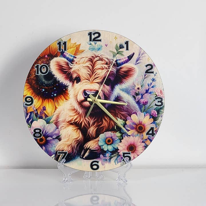 Horloge Murale en Bois - Veau Highland et Tournesols pour la vente par BoisMagique