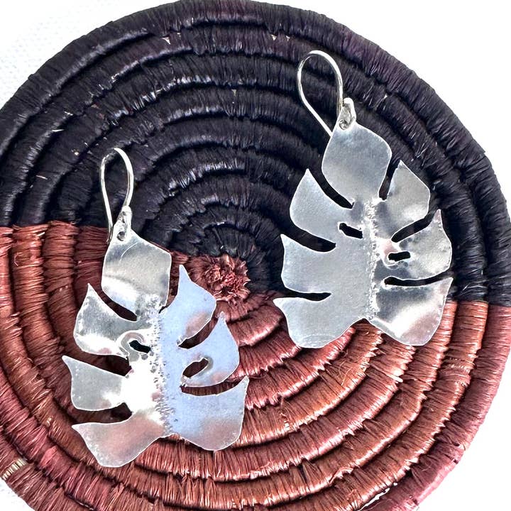 Boucle d'oreille pendante en forme de feuille d'arbre à pain en argent - Tropical Leaf pour la vente par The Pink Locket