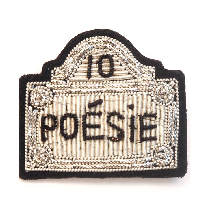 Håndbroderet broche - Sølv Gadeskilt for engroshandel hos Macon & Lesquoy