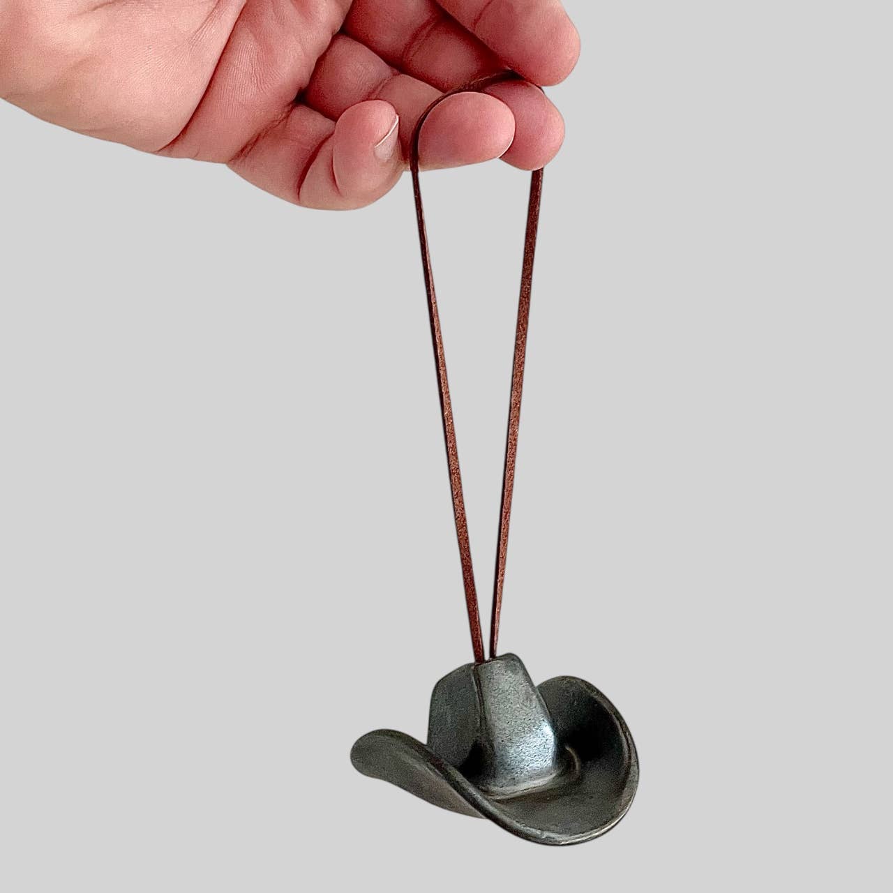 Mudpuppy Ceramic Studio - Wholesale Ornament - Ceramic Cowboy Hat Ornament — Black Gold1