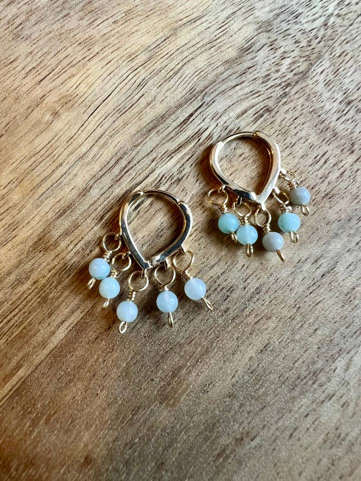 Piccoli orecchini a cerchio in oro con pietre di amazzonite per la vendita all'ingrosso da parte di Rising Dawn Boutique