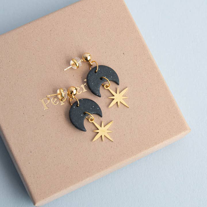 Boucles d'oreilles pendantes en forme d'étoile céleste en or noir minuit pour la vente par Pepper You