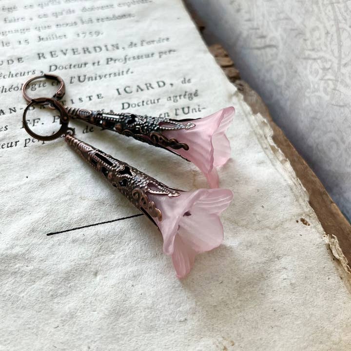 Pendientes de flores rosas con filigrana de cobre y estilo bohemio para venta al por mayor de Fuchsia Bloom Studio