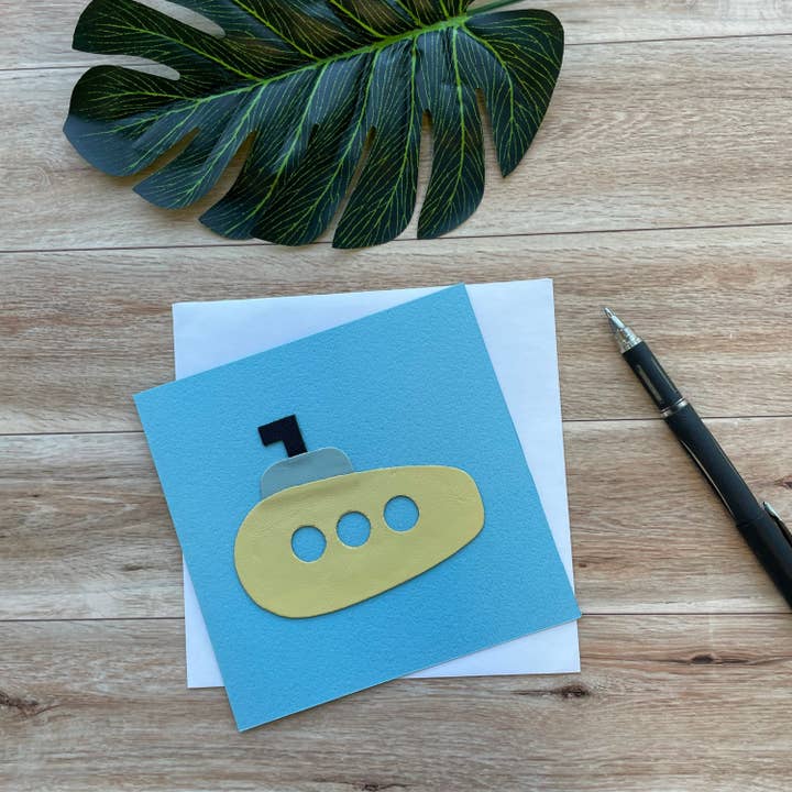 Biglietto artistico con sottomarino giallo, interno bianco, adatto per ogni occasione per la vendita all'ingrosso da parte di Mally Designs