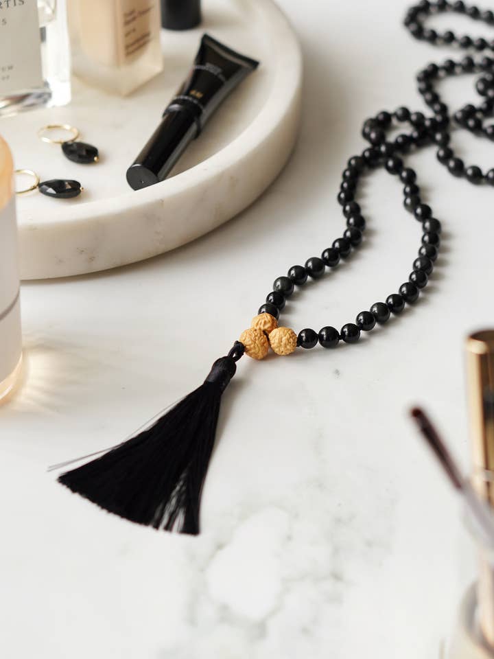 Collier de prière en obsidienne noire 108 perles Mala avec pompon pour la vente par Xander Kostroma