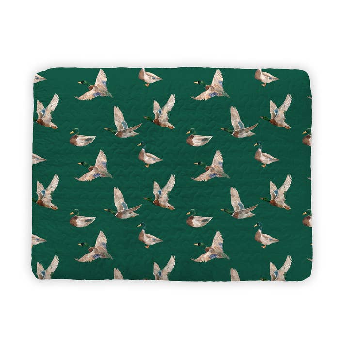 Mallory Ducks Grøn Quiltet Kæledyrsseng for engroshandel hos Ida Mae Home