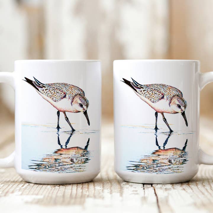 Tasse en céramique 15 oz avec illustration aquarelle de bécasseau cherchant de l'eau pour la vente par The Ship's Hold