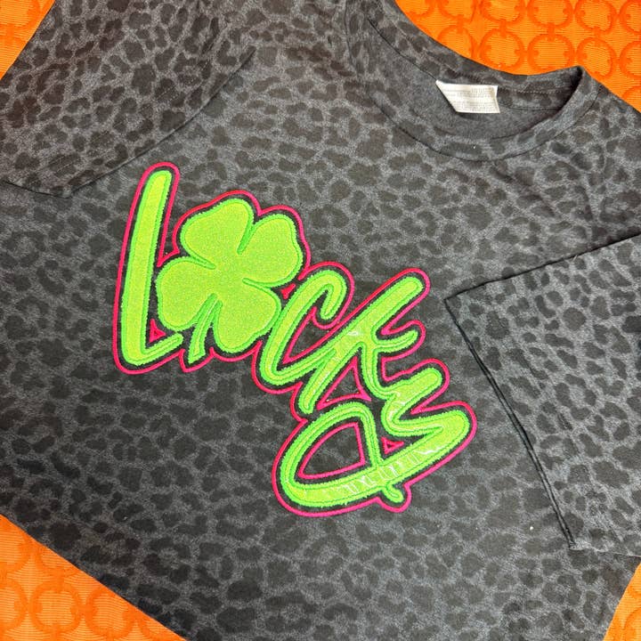 Maglietta con applicazione di leopardo fortunato per la vendita all'ingrosso da parte di Dig Your Roots Boutique