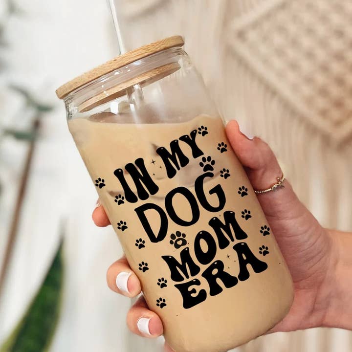 Tasse à café glacé In My Dog Mom Era avec couvercle en bambou et paille pour la vente par Pet Creativo