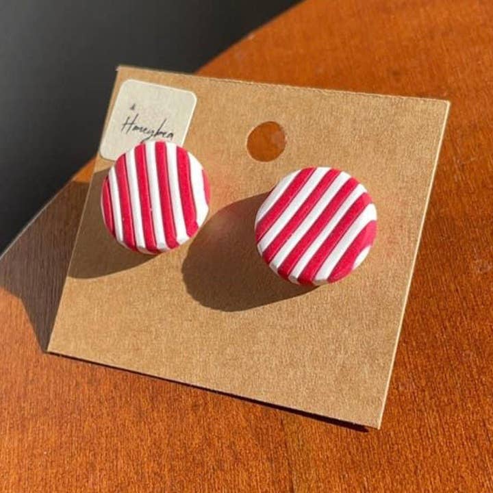 Pendientes de arcilla polimérica hechos a mano con diseño de tejones de Wisconsin para venta al por mayor de Honeybea Creations WI