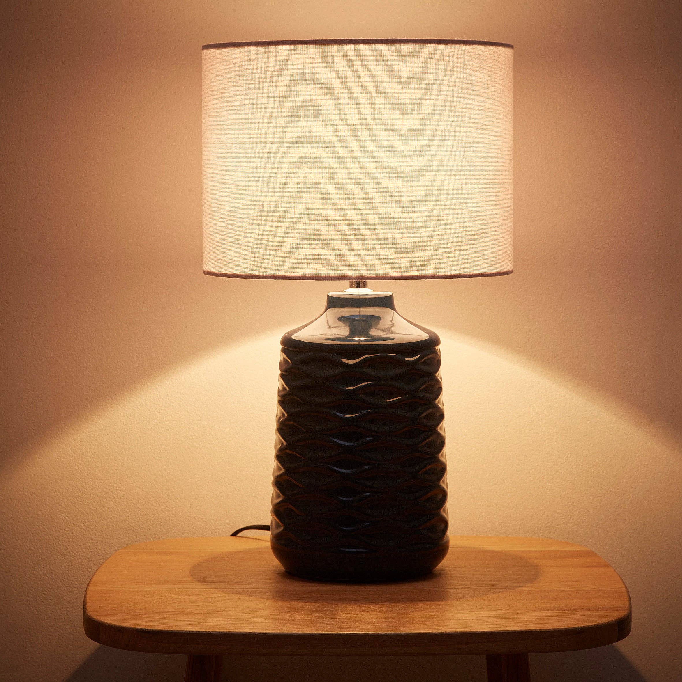 K LIVING – wholesale Accent/desk lamp – Ivy Textured Ceramic Table Lamp With White Linen Shade1