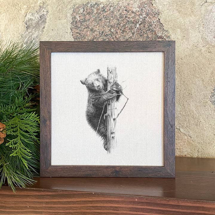 Cartel enmarcado de osezno dibujado a mano para venta al por mayor de North & Pine