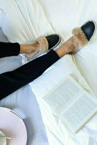 ONAIE – Engroshandel Slippers - Dame – Mørke fårskindsmulepuder1