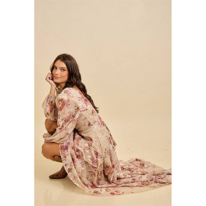 Robe maxi à volants en chiffon fleuri avec ourlet asymétrique pour la vente par SKYLAR ROSE