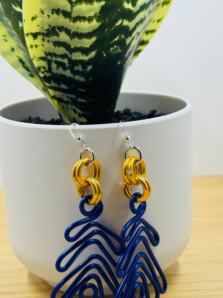 Boucles d'oreilles tribales bleues et dorées avec fil d'oreille en argent sterling pour la vente par Jewelry With Me