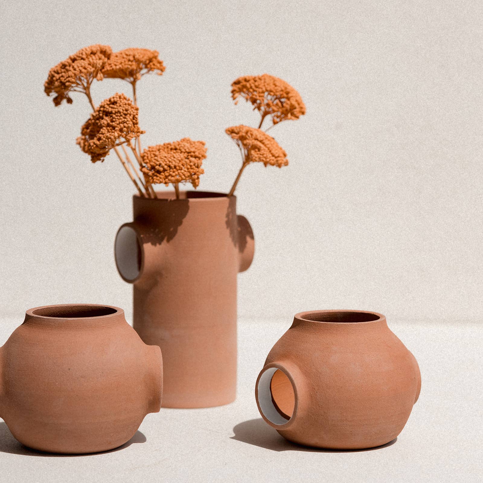 Claycraft - Wholesale Vaas - Handgemaakte minimalistische open terracotta keramische vaas7