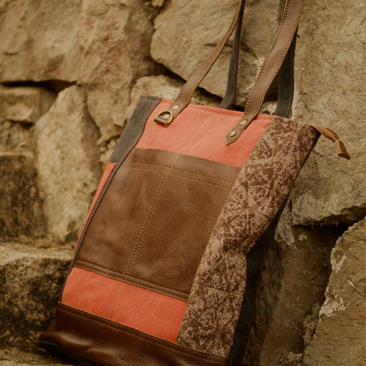 Tote en cuir rouge en toile ajoute un style aztèque vintage pour la vente par ANNGOTI