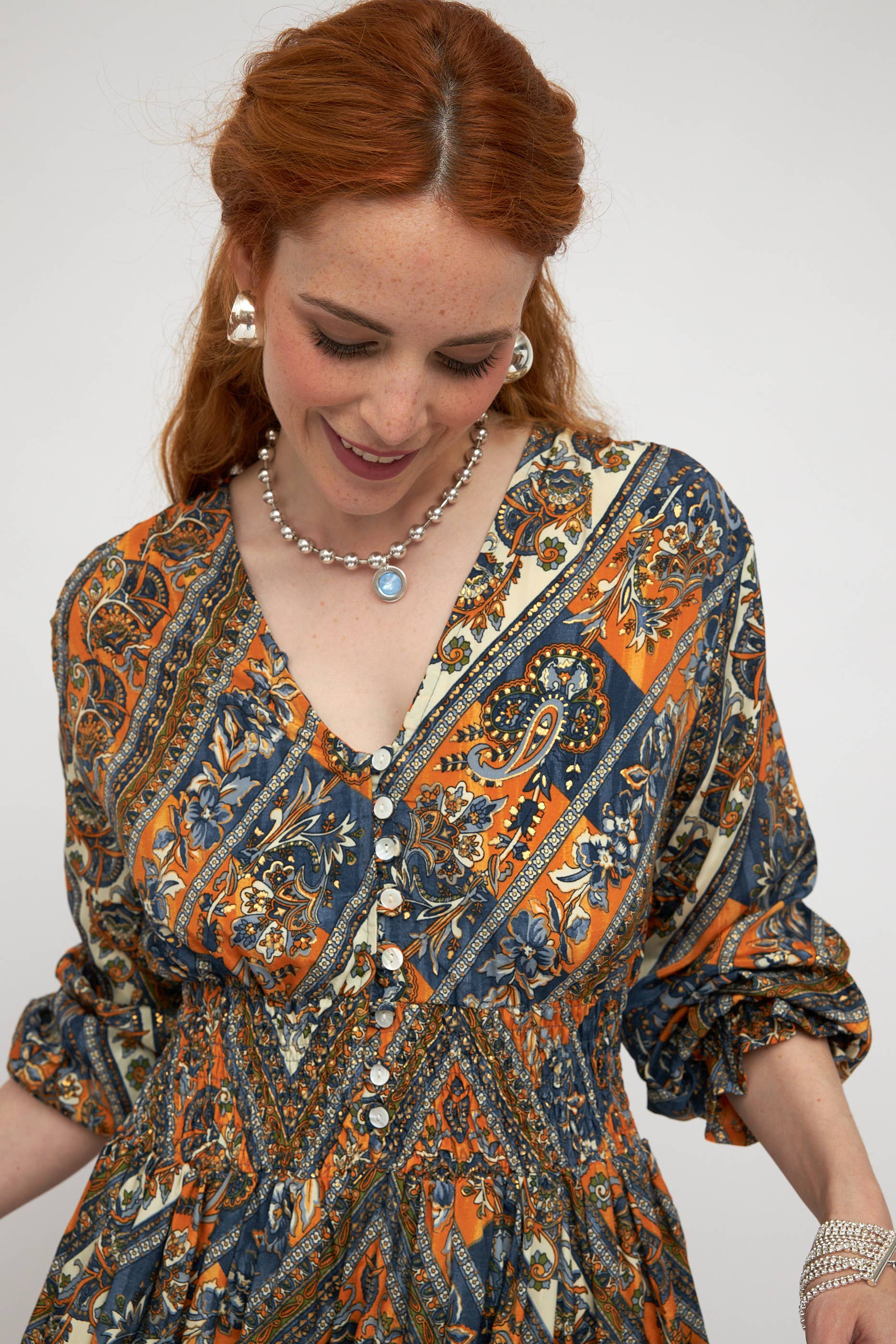 (COMBO NOIR - COMBO ROUGE - COMBO TURQUOISE) Robe en soie froide 100 % avec imprimé ethnique et taille smockée en vente sur Faire3