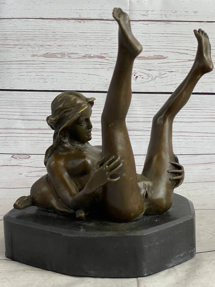 Bronze-Statue-Skulptur, erotischer Akt, Exhibitionistin, Mädchen, Beine in der Luft, für den Großhandel von Bronzhaus