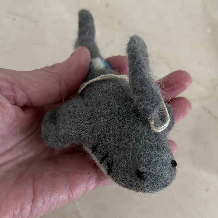 cerruti home – Ornamento por atacado – Ornamento artesanal de feltro “Shark in Buoy”2