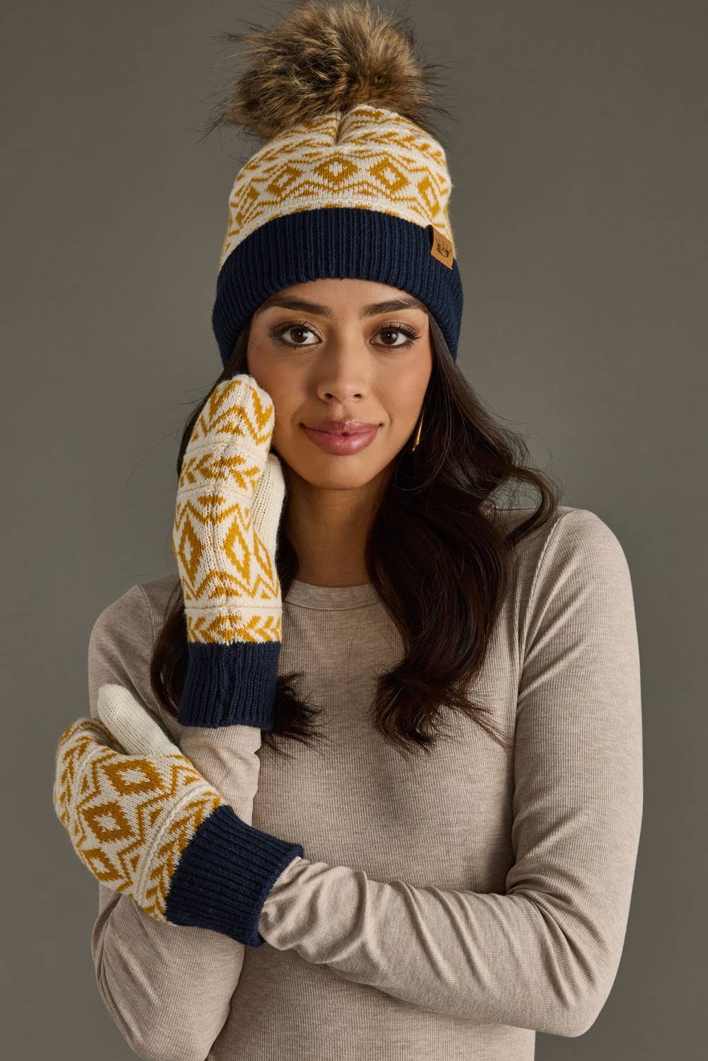 Panache Apparel Co. - Wholesale Beanie - Dames - Crème, Mosterd & Marineblauw Patroon Pom Muts2