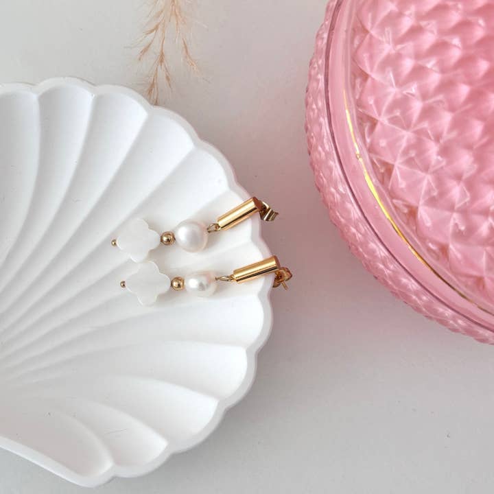 DUESTELLE ITALIA - Wholesale Dangle Earrings - Fleur de Pearl Earrings - White Four-Leaf Clover Earrings1