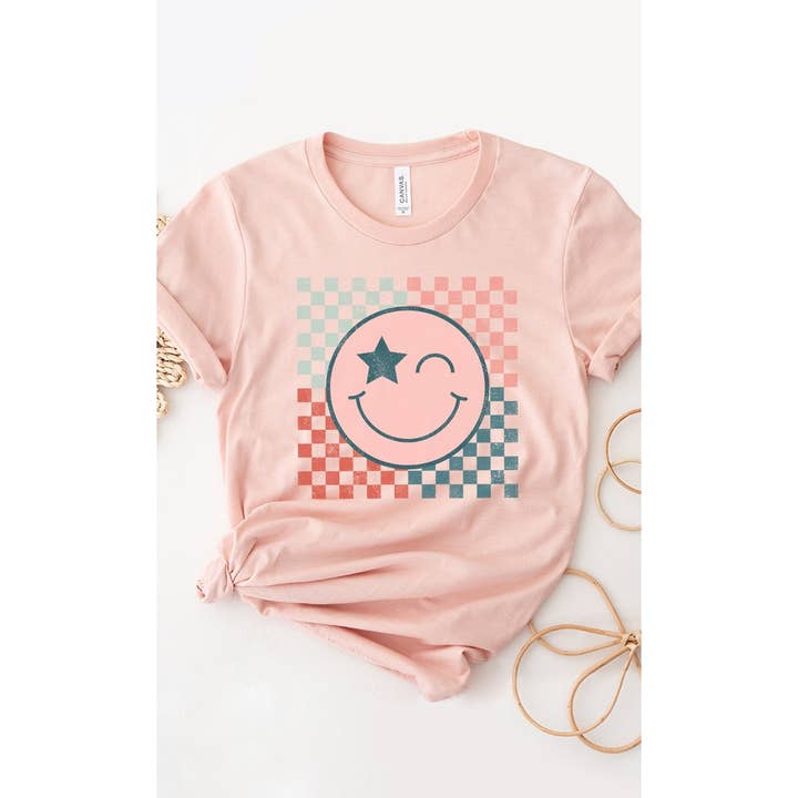 Kissed Apparel – T-shirt estampada - Mulher por atacado – T-Shirt Gráfico Star Winky Smiley Checker1