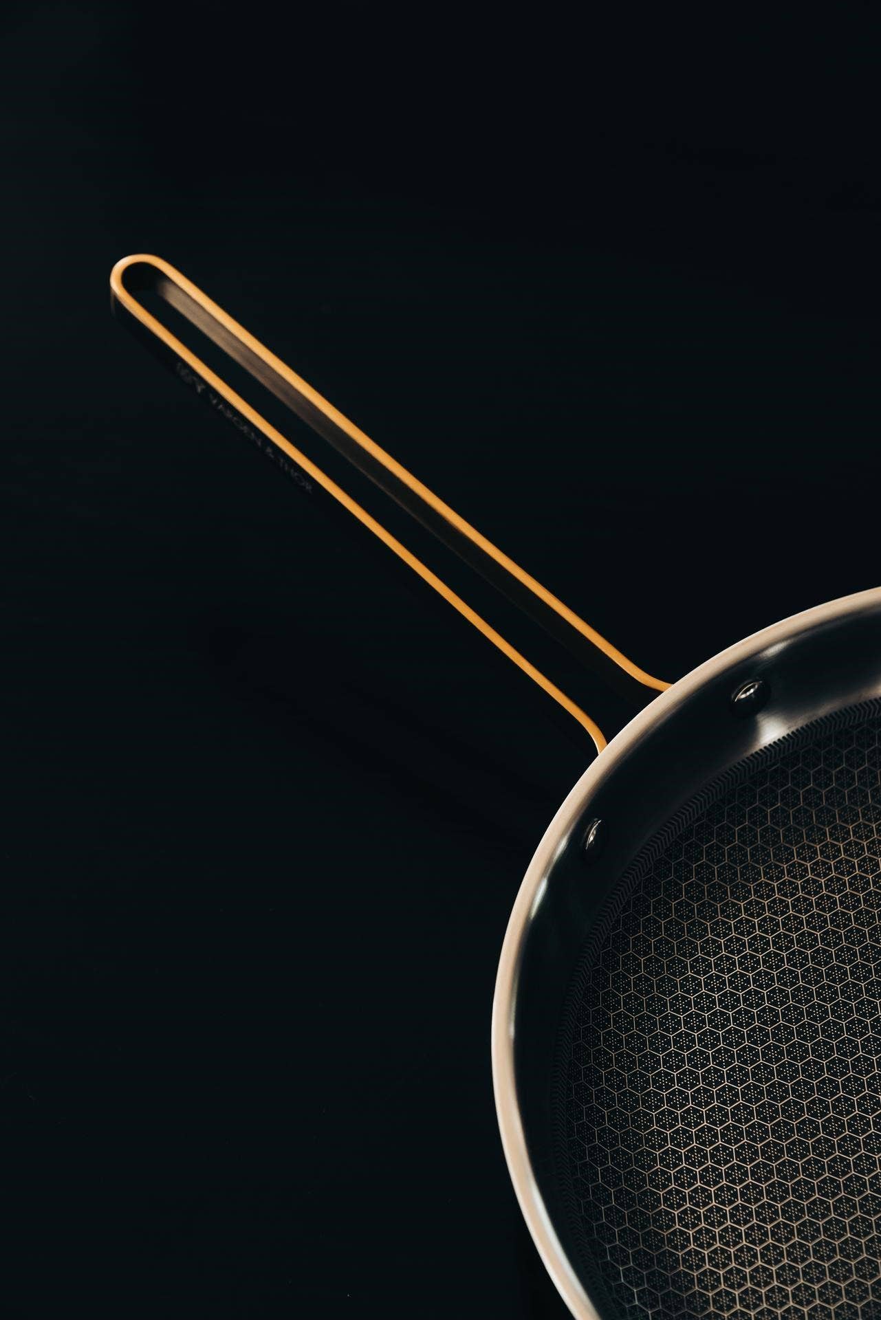 Vargen & Thor - Wholesale Pan - MODELL Xb - Frying pan, black with details of brass 2