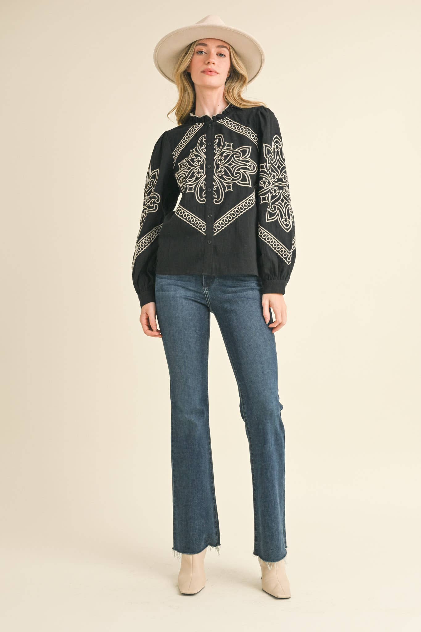 &MERCI – Engroshandel Skjorte med buttondown – til kvinder – BRODERET MOCK NECK KNAPPEBLUSE MTP33367