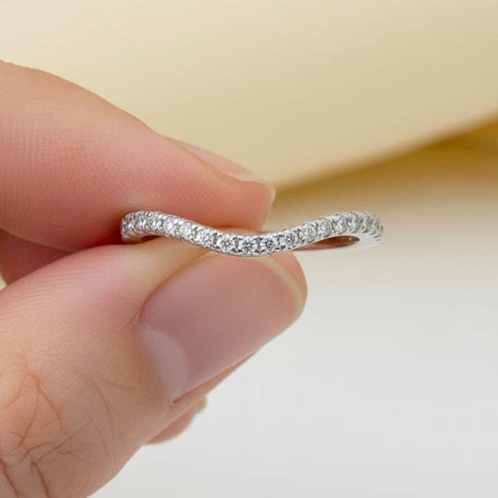 Aliança de Casamento com Diamantes Pavé Curvados em Ouro Maciço 14K por atacado de Triple C Diamonds