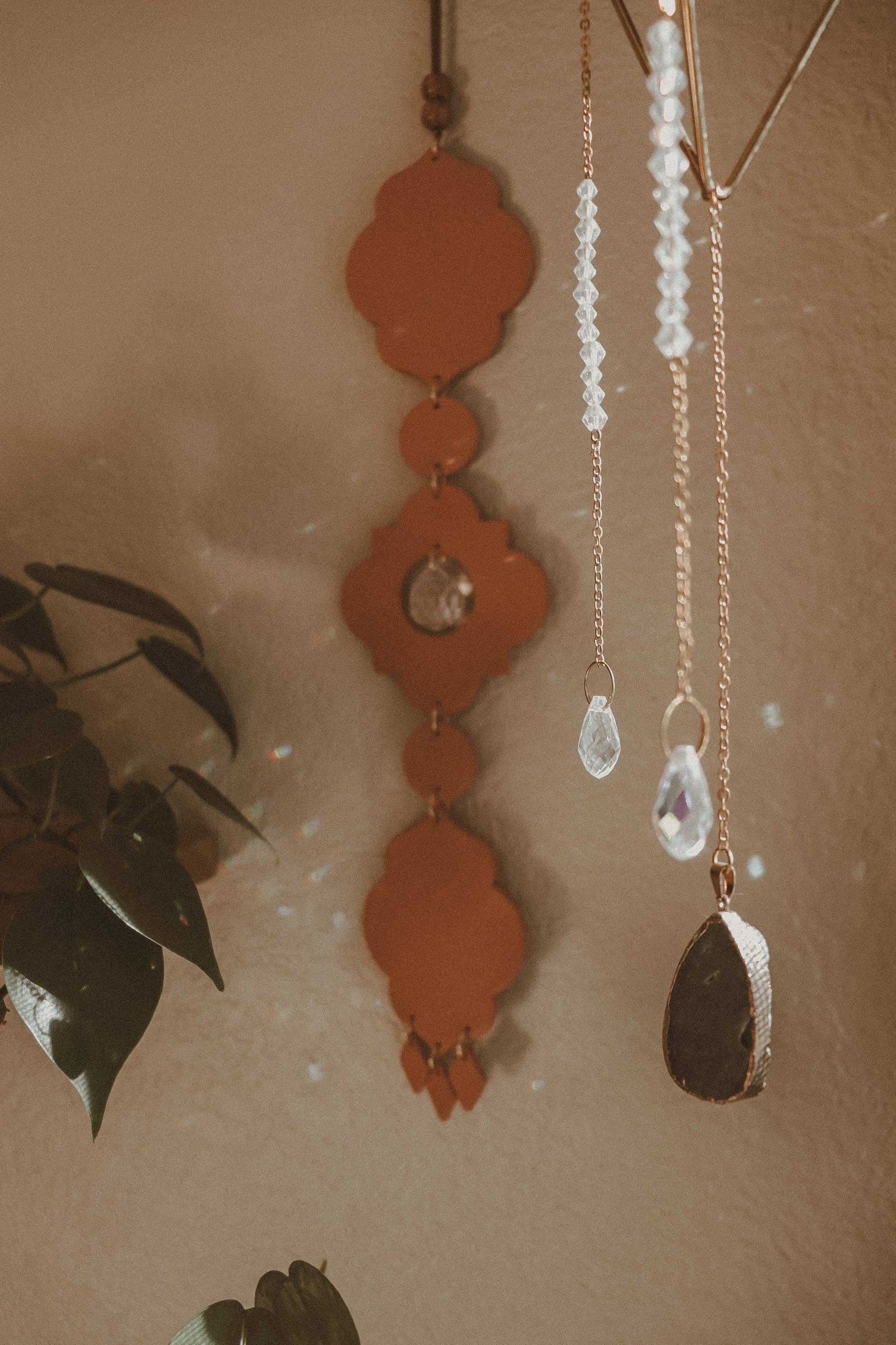 Rooted Reverie – Großhandel 3D-Wandkunst – Wandbehang aus Terrakotta im marokkanischen Stil mit Sonnenfänger2