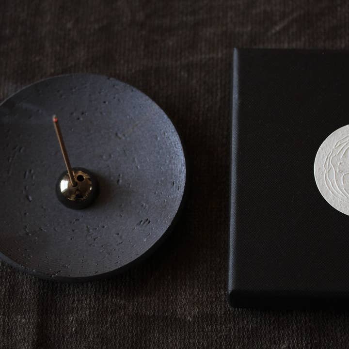 PLAT À ENCENS ET FUMIGATION : GRÈS NOIR MÉTALLIQUE pour la vente par Ume Incense