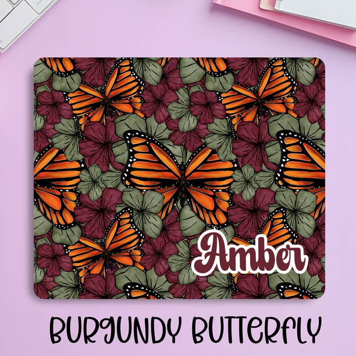 Tapis de souris personnalisé floral bordeaux avec papillon – Tapis de bureau élégant avec nom personnalisé pour la vente par Creekside Design Company