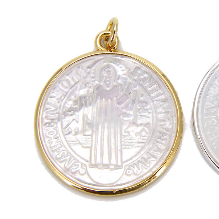 Perlemor St. Benedict-medalje-charme i guldfyldt CP526 for engroshandel hos Beads Creation