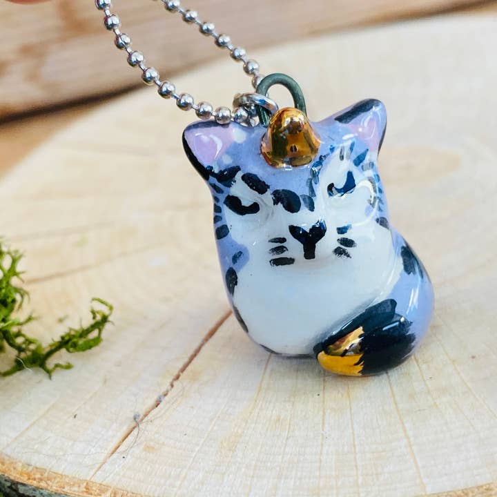 Unicorn cat ceramic pendant, handmade animal necklace potter per la vendita all'ingrosso da parte di Bottega Krua