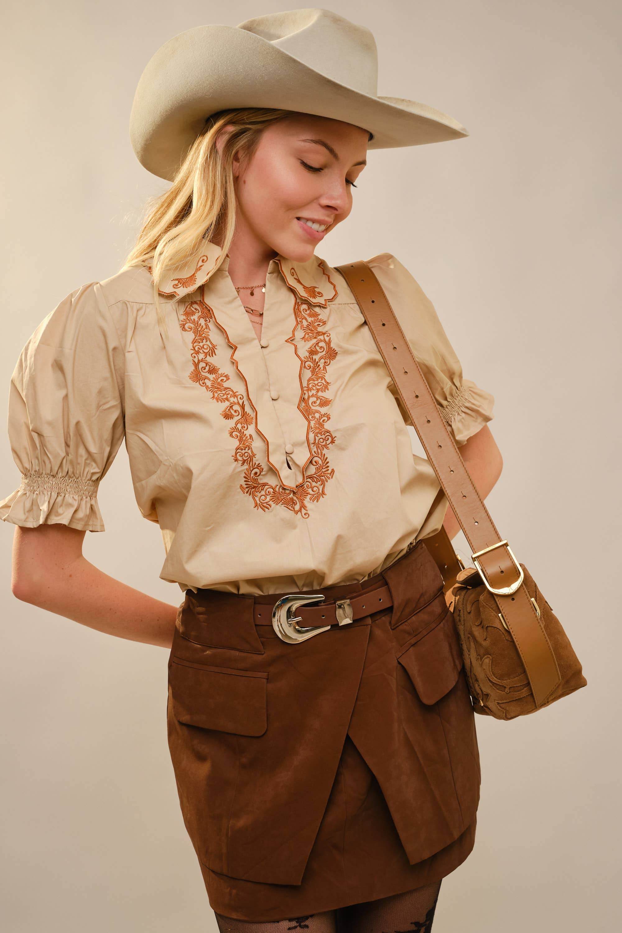 Blue B - Vendita all'ingrosso Camicetta - Donna - Top in cotone con colletto smerlato ricamato e maniche a sbuffo8