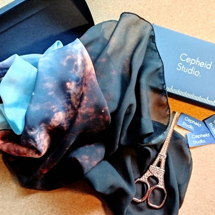 Écharpe en chiffon Nébuleuse de l'Anneau Sud (35cm x 140cm) pour la vente par Cepheid Studio