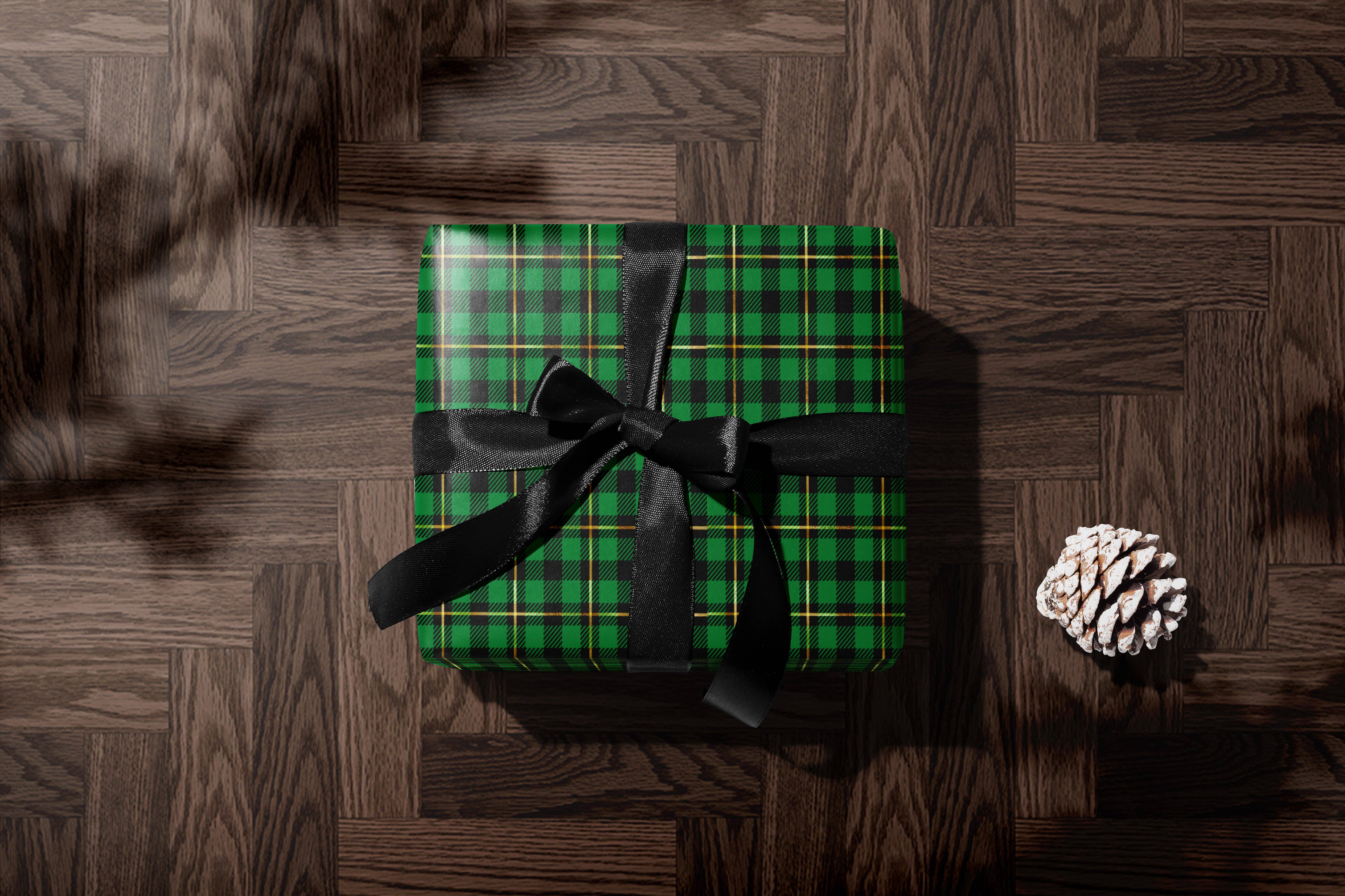 MagicMerchEmporium – wholesale Wrapping paper roll – Green and Black Tartan Wrapping Paper6