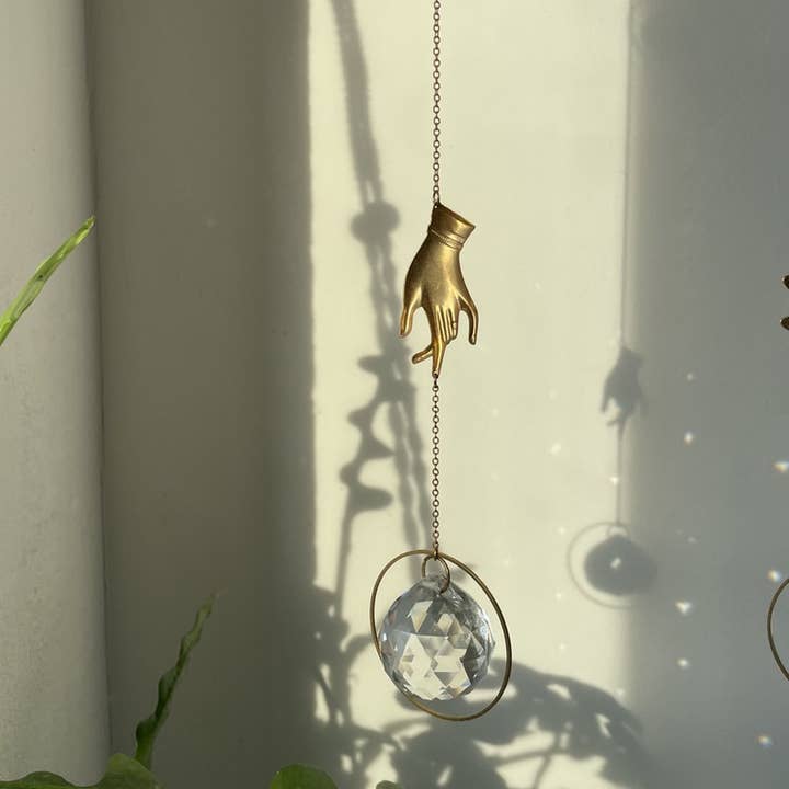 von Lani = Jewellry + Suncatchers – Suncatcher por atacado – Suncatcher com mão decorativa e prisma de cristal para janela4