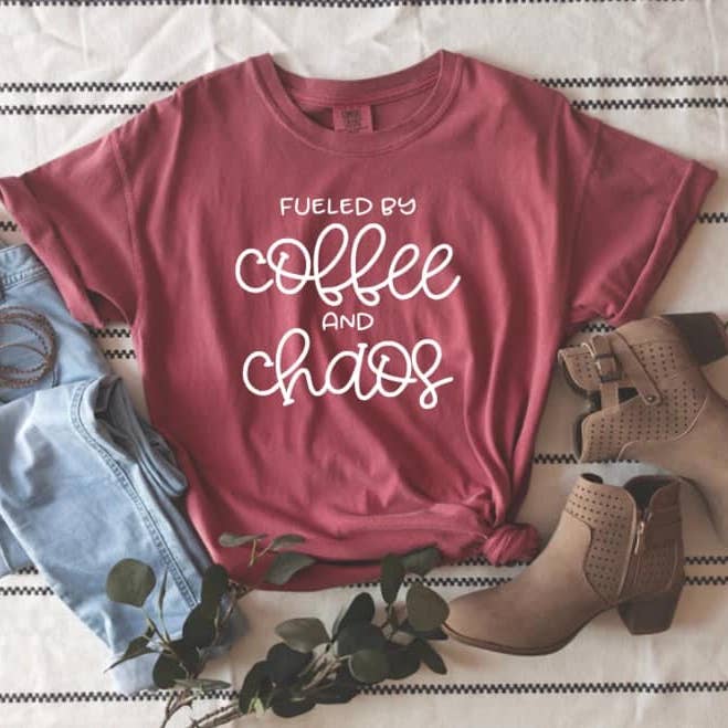 Maglietta Fueled By Coffee and Chaos Comfort Colors per la vendita all'ingrosso da parte di Rad & Cove