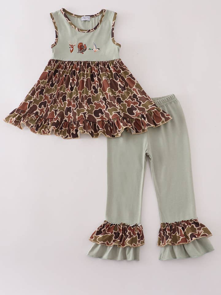 Ensemble pantalon à volants avec broderie de chasse camouflage vert pour la vente par Mom & Co.