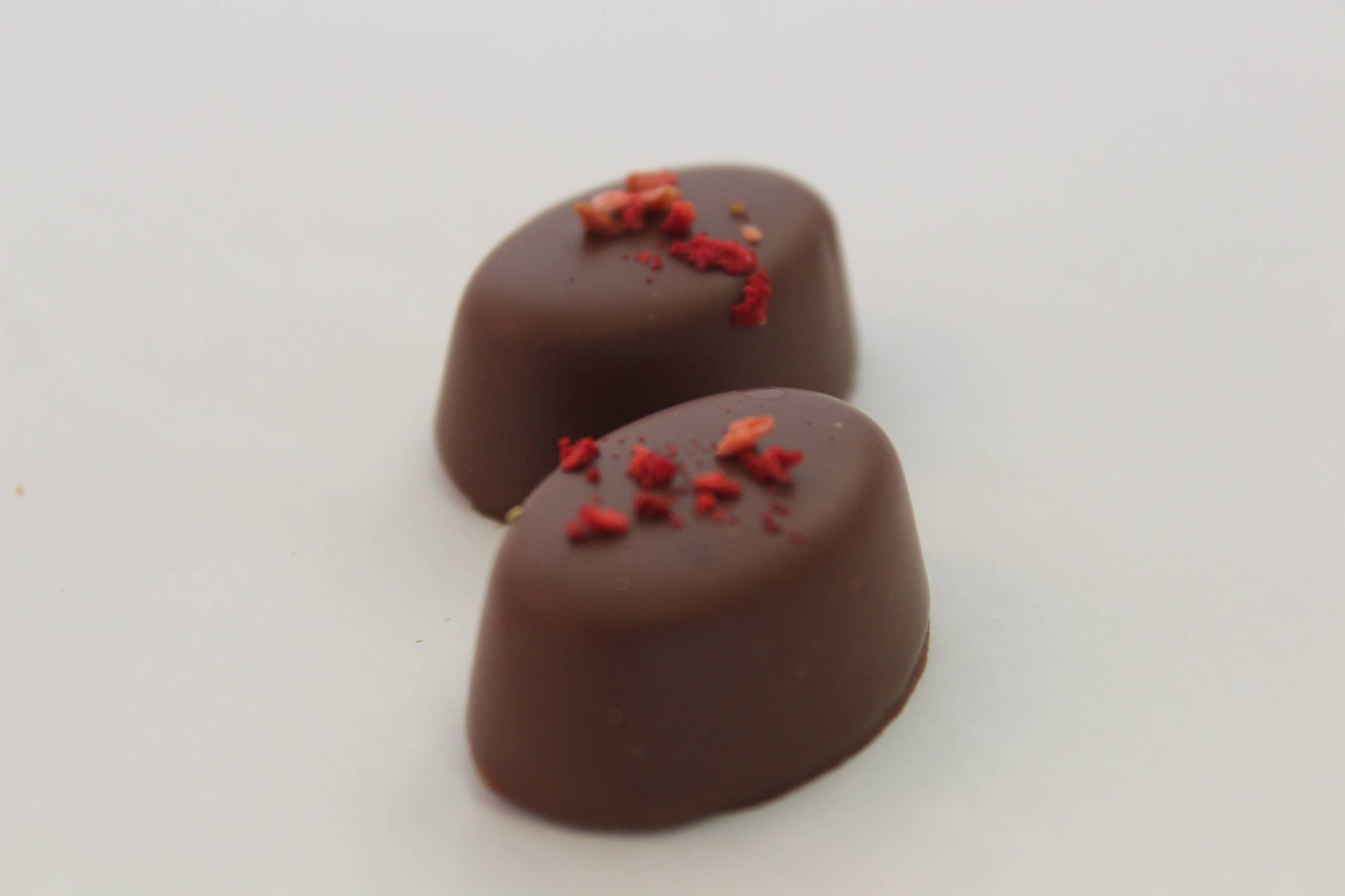 Royale Normande Chocolaterie – Chocolate por atacado – CHOCOLATE DE LEITE - GANACHE DE MORANGO - CAIXA A GRANEL 1583