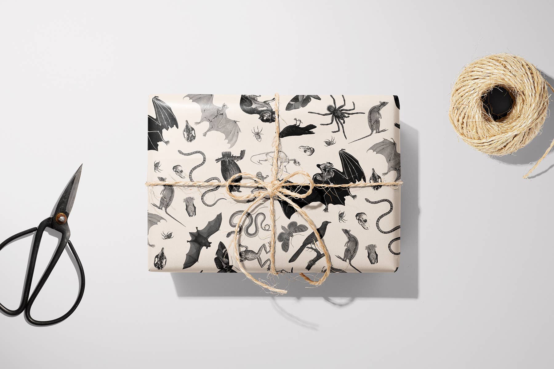 Betiobca - Vente Feuille de papier cadeau - Papier Cadeau Vintage – Ménagerie Gothique2