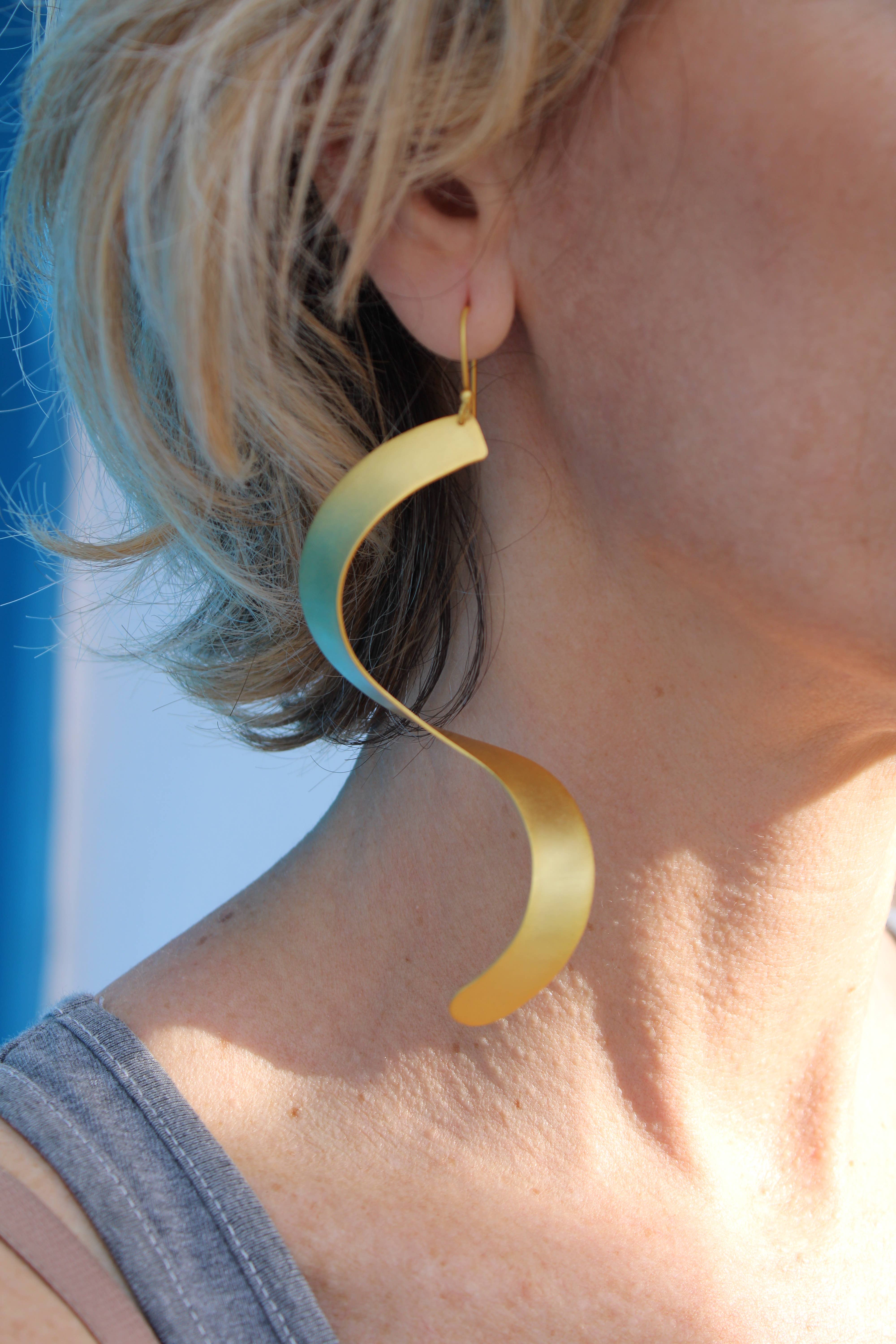 LA MAR – Brincos de argola por atacado – Brincos CINTA folheados a ouro - Design com caráter2