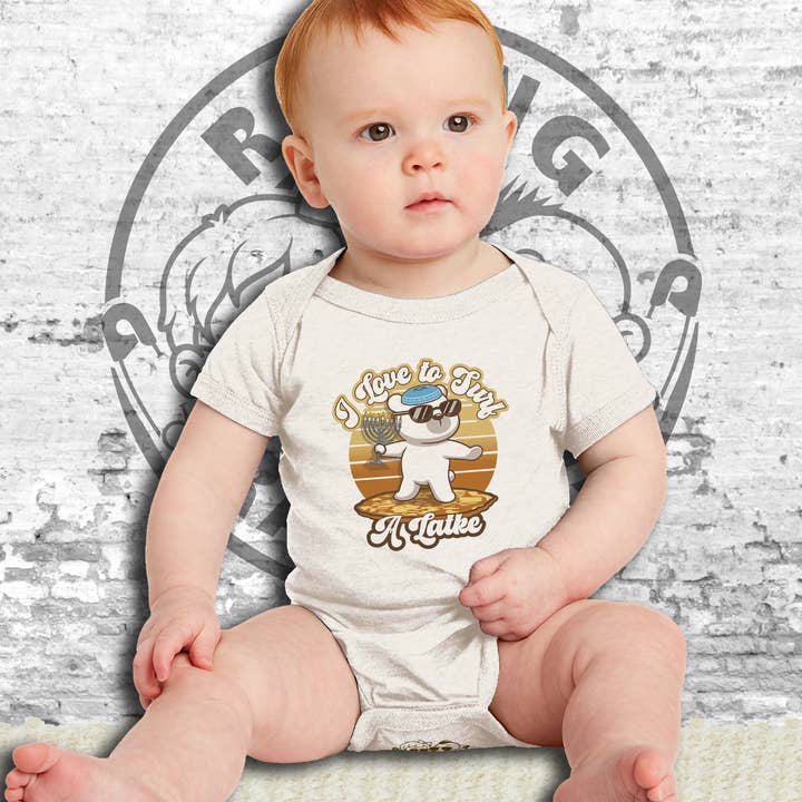 Body bébé unisexe S/S "Latke surfeur de Hanoucca" pour la vente par Raging Rascals