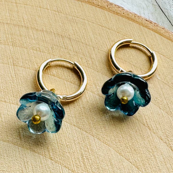 Blomma & Pärla Huggie Hoops, Fairycore Fina Örhängen för wholesale av Same Sunset Design