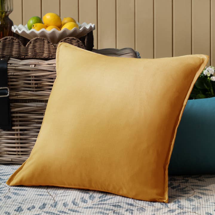 Coussin d'extérieur carré Oxford Alfresco ocre pour la vente par Riva Home