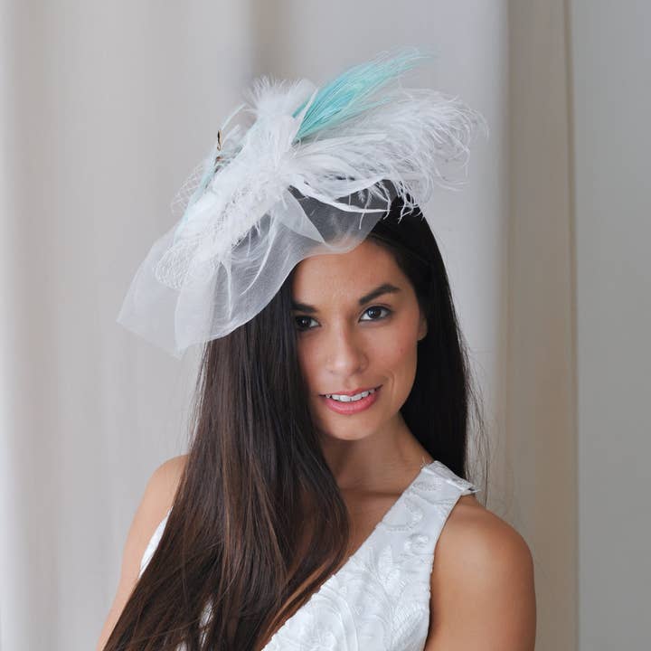 Blanca Strudsefjer Fascinator - Lyseblå, Sølv og Hvid for engroshandel hos Zucker Feather Products