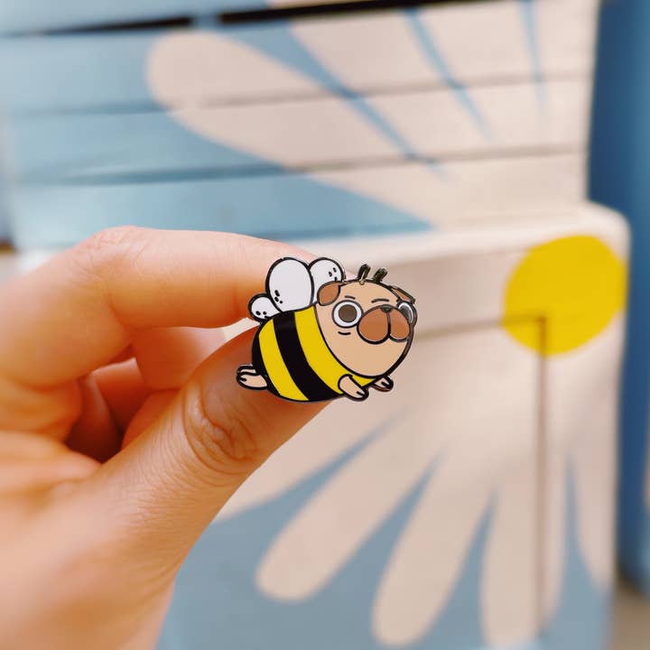 Noristudio - Wholesale Lapel Pin/Button - Black Nickel Plated Pug Bee Enamel Pin
